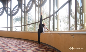 Mit sanftem Licht, das durch die Fenster schimmert, wärmt sich die Tänzerin Angela Xiao vor einem Auftritt im kalifornischen San Jose Center for the Performing Arts auf. (Foto: Kexin Li)