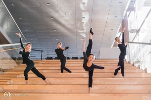 Die ersten Tänzerinnen Michelle Lian, Hsiao-Hung Lin, Angelia Wang und Evangeline Zhu (v.l.) posieren elegant auf einer Treppe in Toronto.
