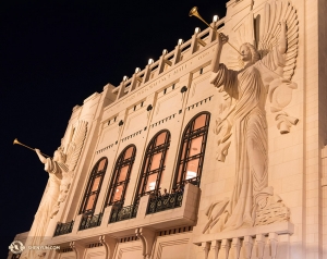 Währenddessen besuchte die Shen Yun World Company Fort Worth, Texas, mit drei ausverkauften Vorstellungen. Die Bass Performance Hall, die dem Vorbild klassischer europäischer Opernhäuser nachempfunden ist, verfügt über zwei wunderschöne, 16 Meter hohe, von Bildhauern geschaffene Engel, die die Fassade schmücken. (Foto: Cellistin Danielle Wang)
