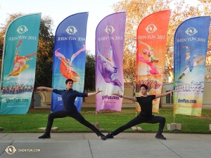 Die Tänzer Danny Li und Henry Hong (rechts) posieren vor fünf bunten Shen Yun-Bannern in Escondido. Momentan befindet sich dieses Ensemble zu 14 ausverkauften Vorstellungen in London! (Foto: Tänzer Tony Zhao)