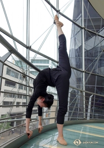 Die Tänzerin Olivia Chung hält einen Kick. Um mehr über Kicks im klassischen chinesischen Tanz zu erfahren, klicken Sie <a href=
