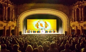 Hier erkennt man den spanischen barocken Baustil des Orpheum Theaters in Phoenix, Arizona. Die Shen Yun Touring Company präsentierte acht Vorstellungen inmitten dieser kunstvollen Wandmalereien und Zierleisten.