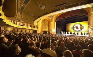Die Shen Yun North America Company trat im Februar im aufwendig gestalteten Detroit Opera House in Michigan auf. Aufgrund der großen Nachfrage kam eine weitere Aufführung im fast 100 Jahre alten Theater im Grand Circus Park Historic District in Detroit hinzu.
