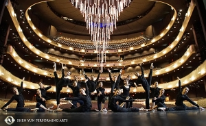 Die Shen Yun World Company posiert im Winspear Opera House in Dallas, Texas. Das Theater wurde als 21.-Jahrhundert-Version eines traditionellen Opernhauses konzipiert. Im Hintergrund hängt der riesige einziehbare Kronleuchter des Theaters.