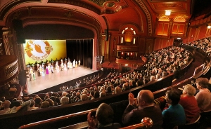 Trotz umfangreicher Renovierung hat das Theater noch immer seine Leuchten und Art-Deco-Putzarbeiten aus den 1920er Jahren. 