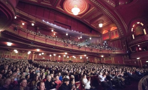 Trotz umfangreicher Renovierung hat das Theater noch immer seine Leuchten und Art-Deco-Putzarbeiten aus den 1920er Jahren. 