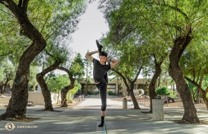 Nach zwei ausverkauften Vorstellungen in Tucson, Arizona, nimmt sich der Tänzer Aaron Huynh ein paar Minuten Zeit, um zwischen den Bäumen vor dem Theater zu posieren. (Foto: Erster Tänzer Kenji Kobayashi)
