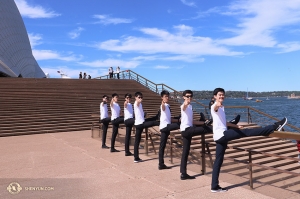 Zurück zum sonnigen Australien! Tänzer der Shen Yun International Company reihen sich vor dem Sydney Opera House auf. Sie wollen wissen, ob SIE Ihre Shen Yun-Tickets schon haben. (Foto: Tänzer Nick Zhao)
