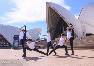 Tänzer posieren vor den muschelförmigen Dächern des Sydney Opera House. Der Bau des Wahrzeichens dauerte 14 Jahre! (Foto: Tänzer Nick Zhao)

