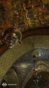 Golgatha, direkt in der Kirche des Heiligen Grabes. Nach dem Aufstieg über eine steile Treppe zu einem Zwischenboden hat man einen guten Blick auf die Decke. Dieser Ort beinhaltet die Kreuzigungsstelle auf dem Golgotha-Hügel. (Foto: Tiffany Yu)