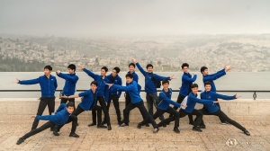 An einem bedeckten Tag unternahm das Ensemble eine Reise nach Jerusalem und posierte am Aussichtspunkt des Ölbergs mit Blick über die Stadt.