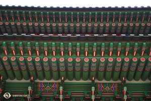 Die leuchtend farbigen Details des Gyeongbokgong-Palastes in Seoul. (Foto: Annie Li)