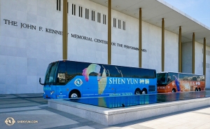 Nach zehn ausverkauften Shows in Washington, DC, beladen wir die Busse und fahren in die nächste Stadt! (Foto: Ye Jin, Bühnenprojektion)