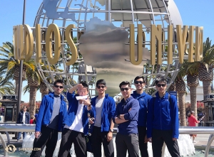 Ein Besuch in Kalifornien wäre nicht vollständig ohne einen Besuch in den Universal Studios. Tänzer Chad Chen, Tänzer Ben Chen, Tänzer Leo Lee, L.A.-Führer Sam Pu, Tänzer Jun Liang und Tänzer Daniel Sun (v.l.) besuchen den berühmten L.A. Themenpark an ihrem freien Tag von Aufführungen im Microsoft Theater. (Foto: Produktionsleiter Gregory Xu)