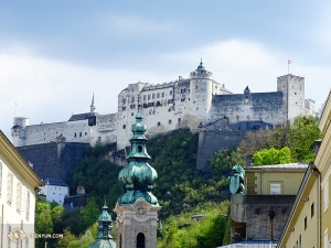 Auf der anderen Seite der Welt besucht die Shen Yun New York Company Salzburg, Österreich für zwei Auftritte. Die berühmte Burg Hohensalzburg auf einem Hügel in der Nähe des Theaters zieht unsere Aufmerksamkeit auf sich. (Foto: Tänzer Tony Zhao)