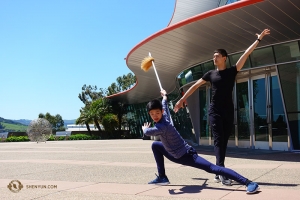 Die Tänzer Leo Yin und Bill Xiong schlüpfen vor einer von zwei Shows in San Luis Obispo in ihre Rollen. (Foto: Jeff Chuang)