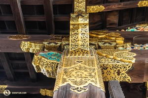 Die farbenfrohen und aufwendigen Details auf den inneren Stützbalken der Burg. (Foto: Andrew Fung)