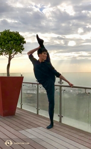 Der Tänzer Edwin Fu schaut auf Puebla, Mexiko. (Foto: Rachael Bastick)