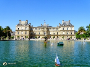 Dann weiter zu einem anderen Palast, der für vieles genutzt wurde, von einer Residenz für Könige, über ein Gefängnis bis hin zu einem Museum - bevor er den Senat, das französische Oberhaus, beherbergte. Hier ist die Südfassade des Palais du Luxembourg zu sehen, in deren Gartenbecken Miniatursegelboote schwimmen. (Foto: Tony Zhao)