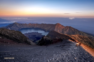 Unser unerschrockener Bassist geht auch zum Bergsteigen. Mt. Rinjani, ein aktiver Vulkan auf der Insel Lombok, Indonesien, liegt 3.726 Meter über dem Meeresspiegel. Egal, TK ist der Herausforderung gewachsen.