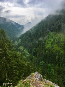 Am Rande eines Felsens im Demänovská-Tal, einem Teil der Niederen Tatra der Inneren Westkarpaten. Alle, die hier wandern, werden mit einer spektakulären Landschaft belohnt.