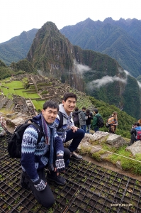 Nach der Wanderung zum Gipfel machen Felix und Alex kurz Halt für ein Foto.