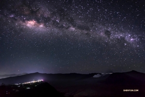 Die glitzernde Milchstraße über dem Mt. Bromo in Ostjava, Indonesien.
