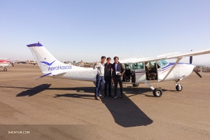 Unterdessen begleiten die Tänzer Alex Chun und Felix Sun unseren südamerikanischen Moderator Mauricio Pineda-Arce in Peru, um die Nazca-Linien, eine Serie von Geoglyphen in der Nazca-Wüste, aus der Luft zu „lesen“.