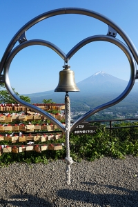 Ein anderer Blick auf den Berg Fuji, vom Gipfel des Tenjo-Gebirges aus. Ein lokaler Mythos besagt, dass, wenn man sich etwas wünscht, während man diese Glocke läutet und mit dem Herz auf den Berg Fuji schaut, der Wunsch in Erfüllung gehen wird. - hier: Mt. Fuji.