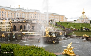 Die Gärten von Schloss Peterhof in St. Petersburg, Russland, umfassen über 200 Statuen und 144 Brunnen auf 500 Hektar Land. Die Große Kaskade an Brunnen, die die Palasttreppe hinaufführt, umfasst allein 64 Brunnen. - hier: Moskau.
