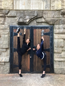 Luna Yu und Nara Cho sind nicht sehr weit gereist - hier sind sie im Weingut Bashakill, New York, und genießen das warme Wetter. (Foto: Tänzerin Cindy Liu) - hier: Bashakill Vineyards.