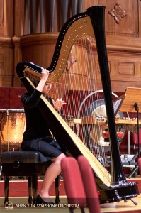 Die Harfenistin Shirley Guo nimmt sich vor dem Konzert Zeit für das Stimmen ihres Instruments.