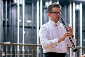 Der 1. Klarinettist Yevgeniy Reznik übt inzwischen immer noch Backstage.