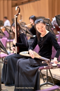 Die Pipa-Spielerin Miao-Tzu Chiu stimmt ihr Instrument, nachdem sie eine neue Saite eingespannt hat.