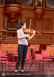 Die Geigensolistin Fiona Zheng bekommt ein Gefühl für den Saal.