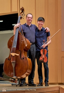 Der 1. Bassist Juraj Kukan und Geiger Austin Zhong posieren gerne für die Kamera.