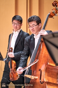 Der Geiger Wesley Zhou und der Bassist Wei Liu sind bereit für den Abendauftritt.