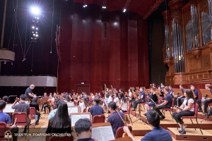 Das Sinfonieorchester versammelt sich zur Probe vor seinem ersten Konzert in der National Concert Hall.