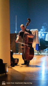 Hinter der Bühne fand erster Bassist Juraj Kukan auch einen guten Platz zum Üben.