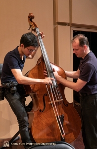 Kontrabassist TK Kuo (li.) und Erster Bassist Juraj Kukan inspizieren Kuos Kontrabass.
