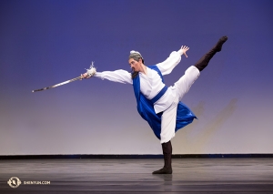 In seiner Jugend war der Dichter Li Bai in der Tat ein geschickter Schwertkämpfer und fahrender Ritter; auch Monty Mou führt die Klinge mit Stil.