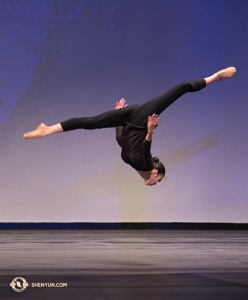 Michelle Lian bei einem vorwärts-Salto.