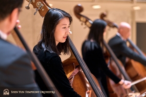 Bassistin Juexiao Zhang bei den Onstage-Sectionals. Dies ist ihre dritte Saison, die sie mit dem Sinfonieorchester auf Tournee geht.