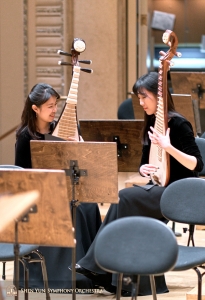 Die Pipa-Spielerinnen Yuru Chen (li.) und Yu Liang.