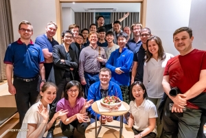 Orchestermitglieder feiern den Geburtstag des 1. Trompeters Eric Robins in Seoul.