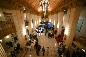 Das 1929 eröffnete Civic Opera House beherbergte Shen Yun vom 27. bis 30. Dezember für fünf Aufführungen. (Foto: Annie Li, Bühnenprojektion)