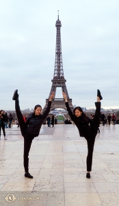 Die Tänzerinnen Kexin Li (L) und Olivia Zhang ergänzen den Eiffelturm. (Foto: Tiffany Yu)