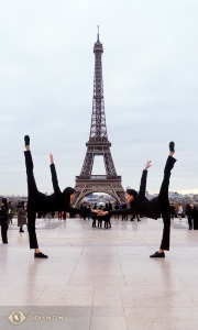 Wir freuen uns darauf, in Paris zu sein! Den 130 Jahre alten Eiffelturm flankieren die Tänzerinnen Olivia Zhang und Elsie Shi (v.l.). (Foto: Perkussionistin Tiffany Yu)