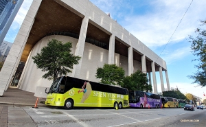Zum Jahreswechsel trafen sich die World Company und die North America Company zwischen ihren Auftritten in der Jones Hall in Houston. (Foto: Bassist TK Kuo)