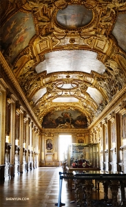 Ein weiterer exquisiter Flur des Louvre. Während eines Rundgangs schauten die Tänzerin Kexin Li und ihre Freundinnen durch eine Tür und entdeckten diesen schönen Raum!